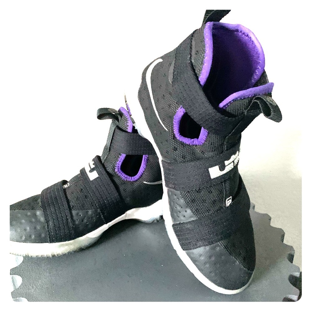 $78🔥Nike LeBron high tops size 6.5Y or 39